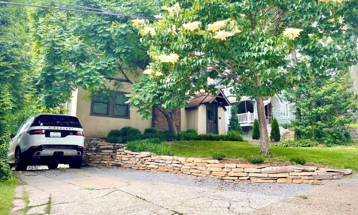 Mount Lookout House | Hyde Park Hideaway Private Lane, Patio & Parking
