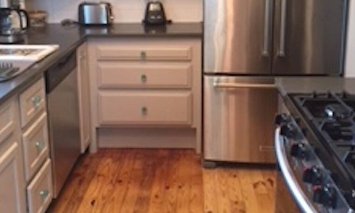 Northshore Triangle House | Ideal ND Game home, remodeled, Sleeps 8, 4 min. to ND, Rec Room, 3 flat screens.