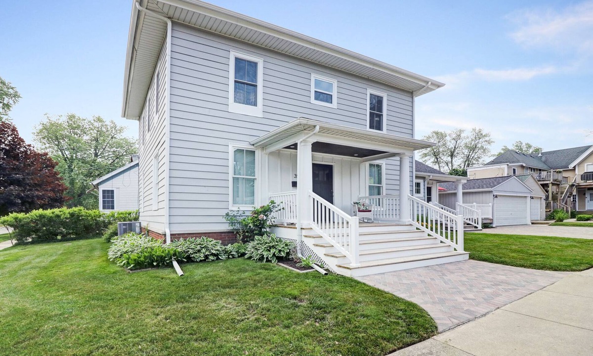 South Haven House | INDIANA AVENUE BEACH HOUSE 5 BDRMS. 4 BATHS. ACCOMMODATES TWELVE GUESTS!