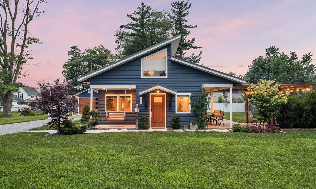 Nappanee House | Indigo Hideaway | Romantic + Fire pit