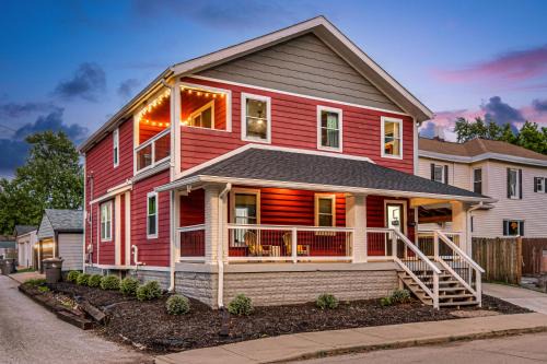 Fountain Square House | Indy Getaway - 5BR - Sleeps 16 - Arcade games - Perfect for families and groups