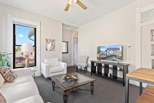 Babe Denny House | Indy Stadium Villas 707