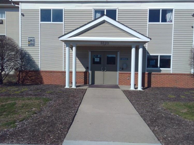 Pike Hotel | InTown Suites Extended Stay Indianapolis IN - Traders Point