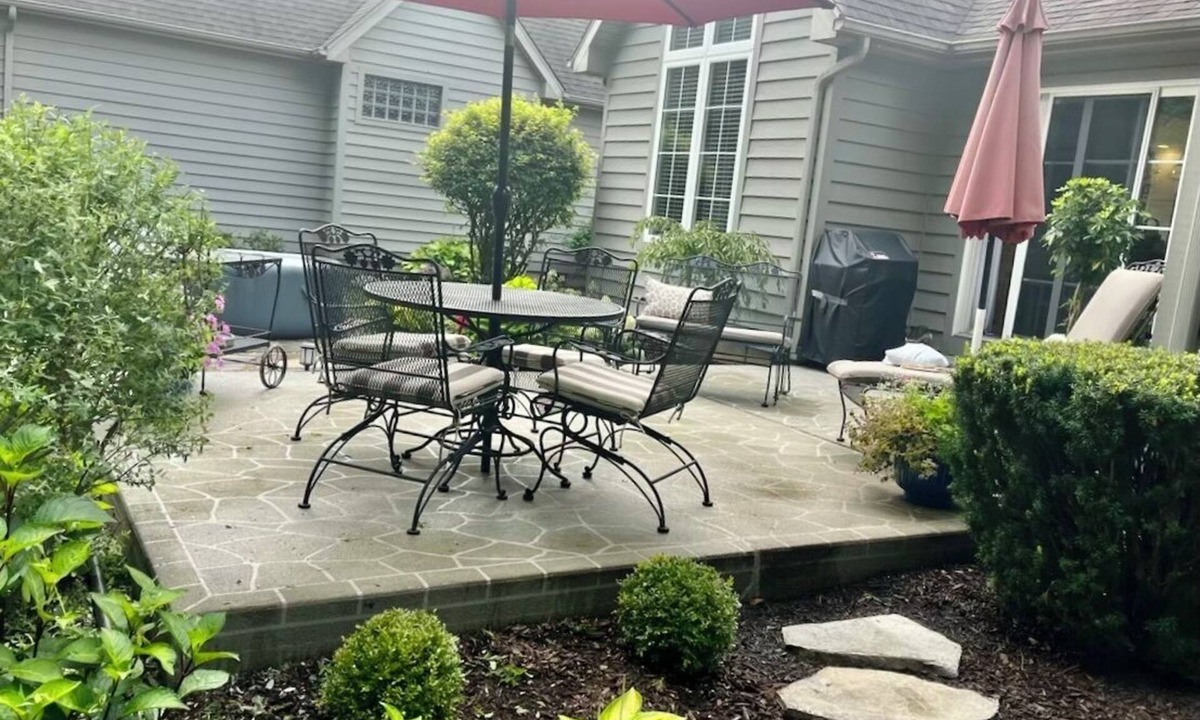 Mishawaka House | Irish Cottage- minutes from ND!nCozy quiet neighborhood w/private backyard.