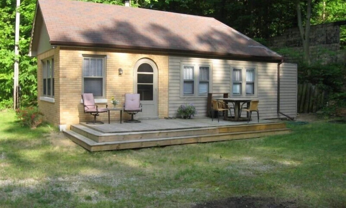 Lake Michigan Beach Cottage | John Cozy Cottage, Sleeps Four