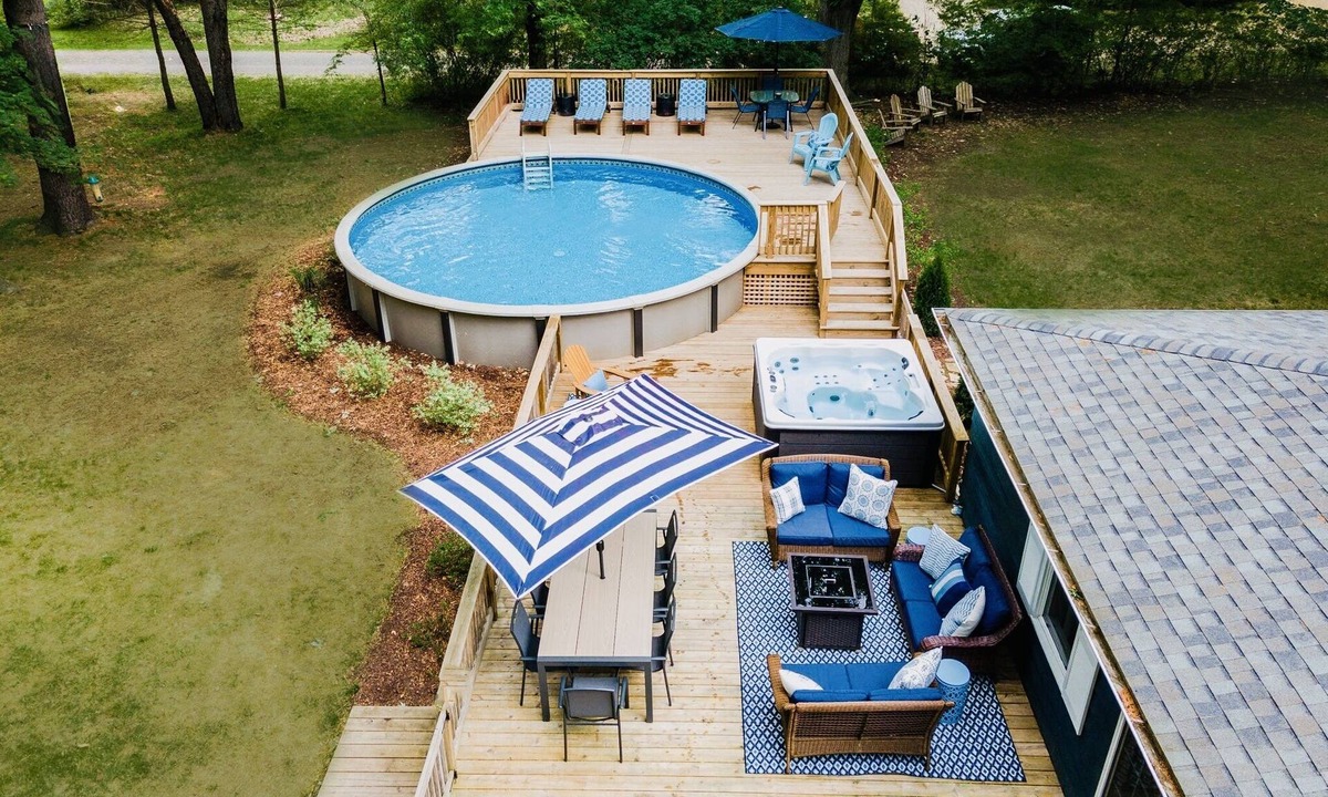 Sawyer House | July dates still available- Heated Pool- Hot tub- Minutes to the beach!