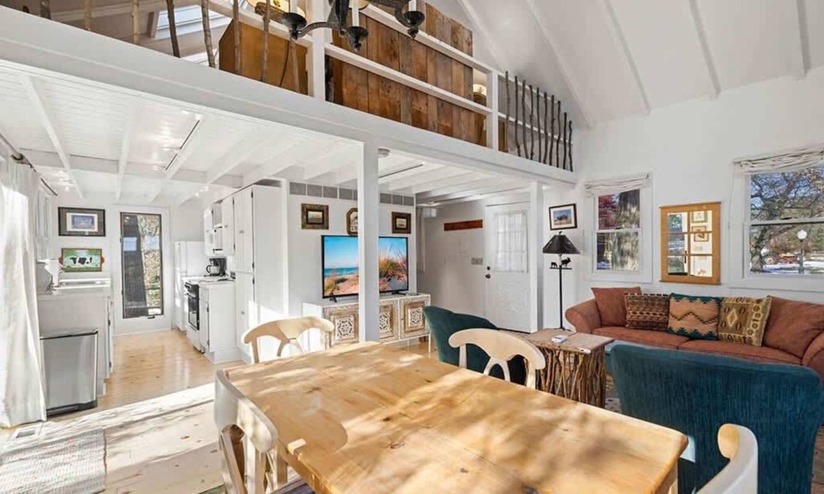 Three Oaks House | Juniper Presents: The Cottage at Historic 33 Acre Berrywood Farm