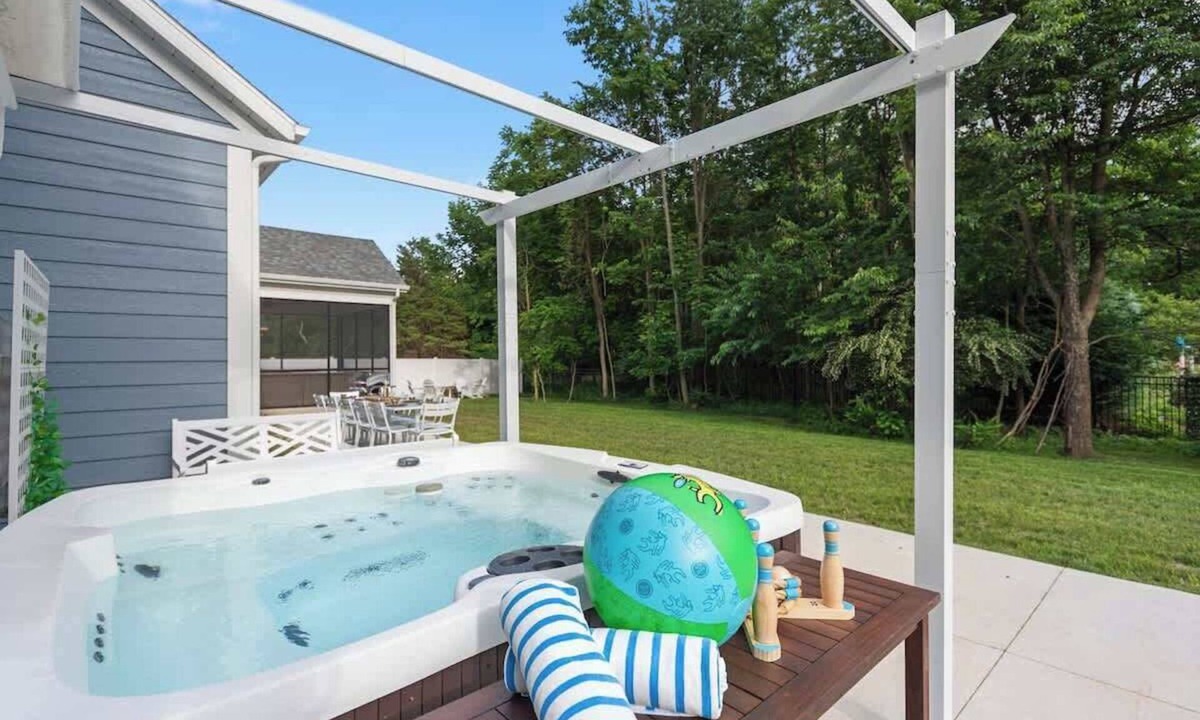 Douglas House | Juniper Presents: Walk to Beach, Coffee Shops! Hot tub & Game Room!