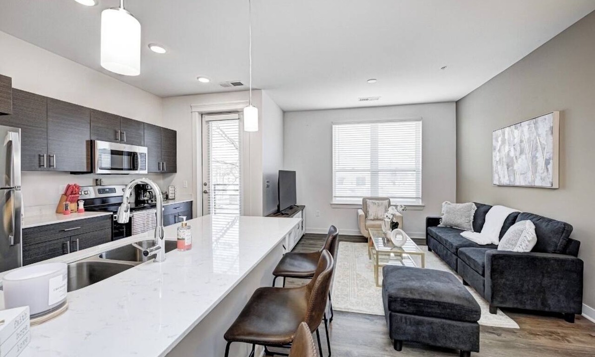Indianapolis Apartment | KING BED- 1BED/1BATH- *IN THE HEART OF BROAD RIPPLE *
