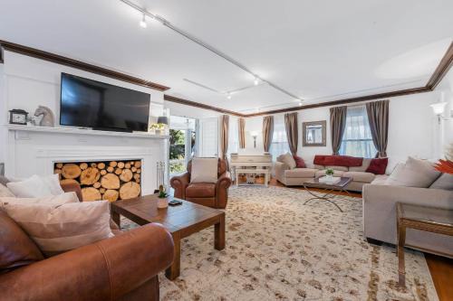 Geneva Apartment | - King Bed - Massive Yard - Fully Equipped Condo