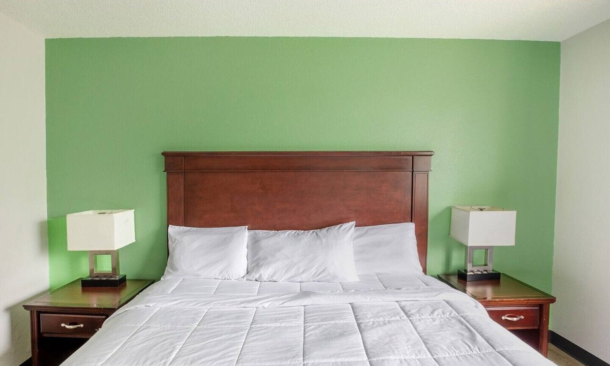 Lansing Apartment | King Bed|Non-Smoking