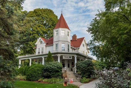 Fennville Bed & Breakfast | Kingsley House Bed & Breakfast - Full Home