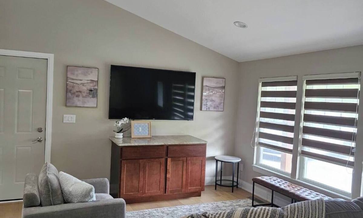 Burns Harbor House | Lake-Land Home Brand New! 6 minutes to Dunes!