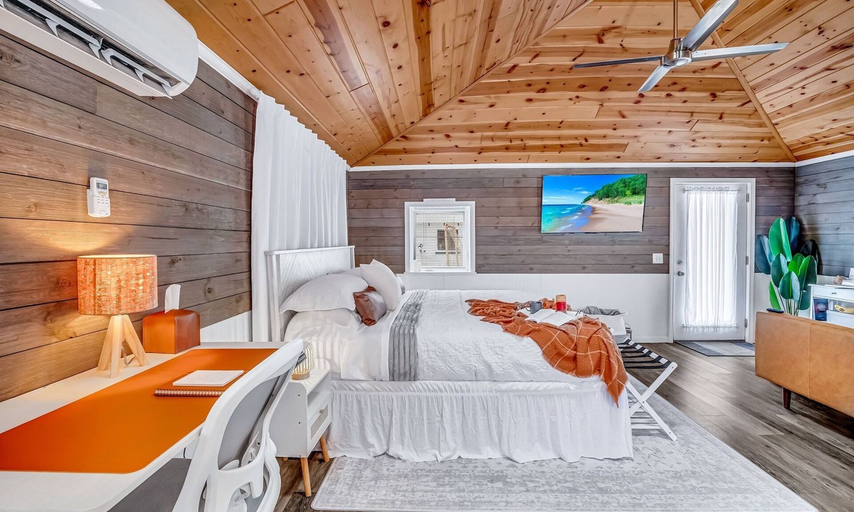 Montague Cottage | Lake Michigan Couples Retreat - King Bed - Beach Access
