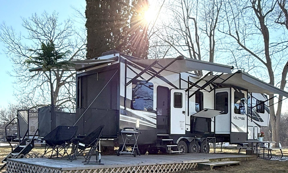 Plainwell House | Lakefront! Fabulous 2-bedroom 5th Wheel RV on Pine Lake in Plainwell Michigan!