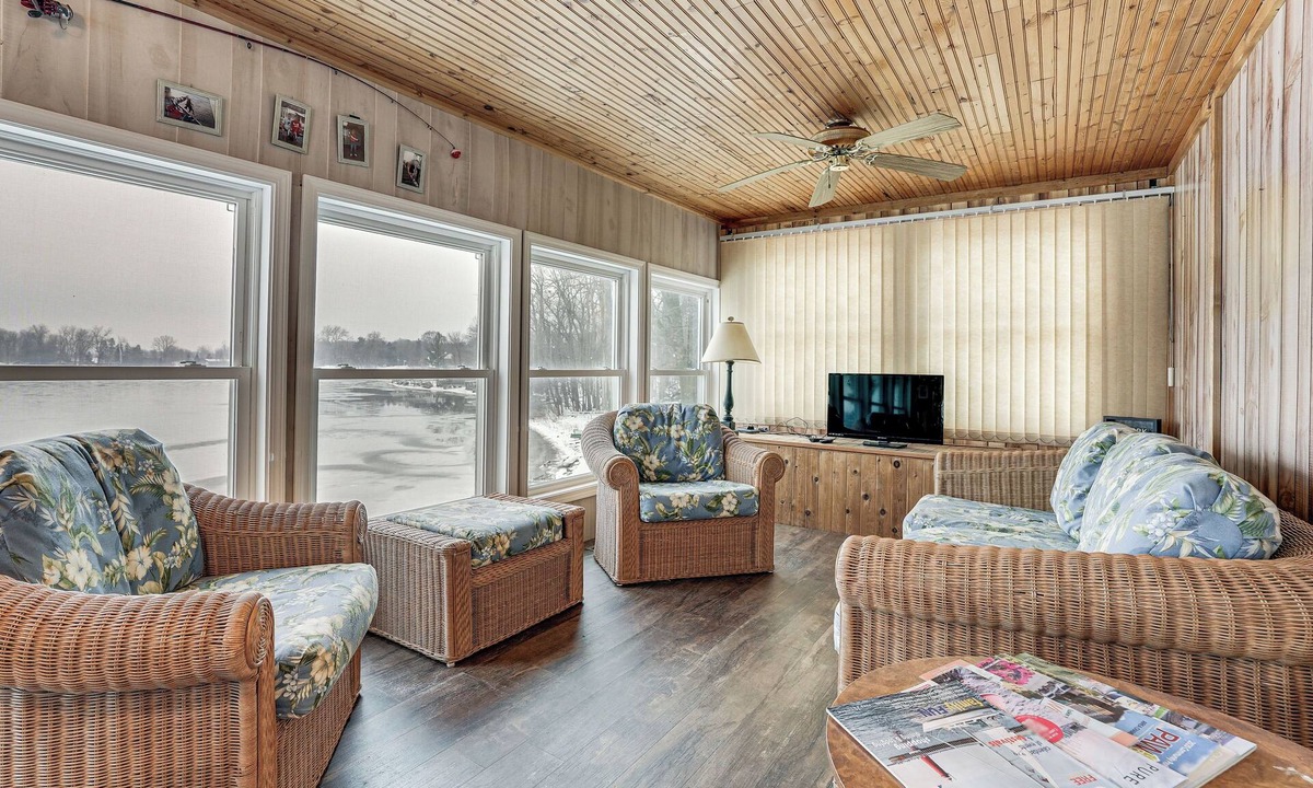 Paw Paw House | Lakefront Home w/Views, 7 Mi to Dtwn Paw Paw