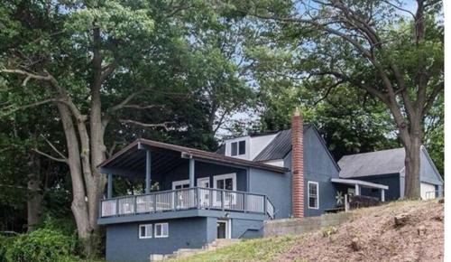 Lakeside House | Lakeshore Comfort Lakeview Family Getaway