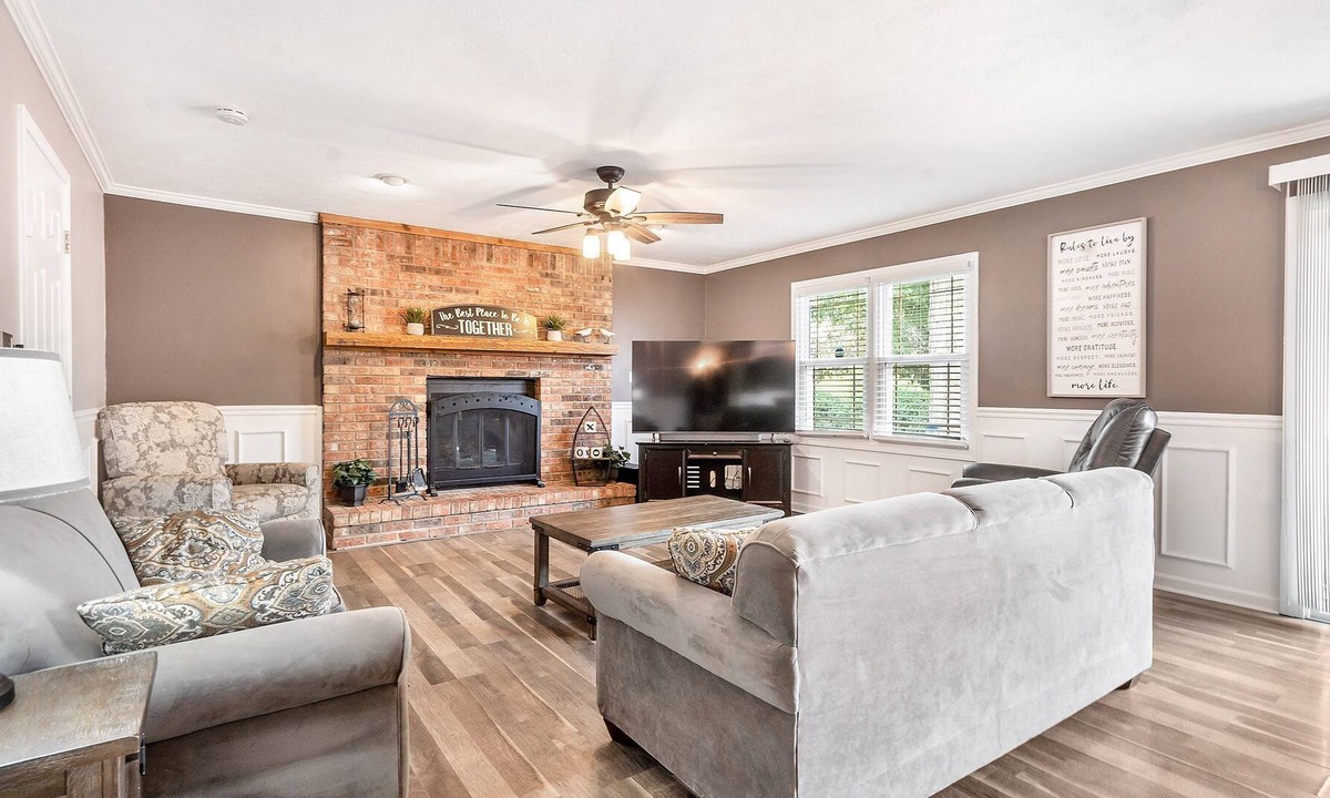 Cicero House | Lakeside Charm 3 BR Hot Tub Fireplace & King Suite