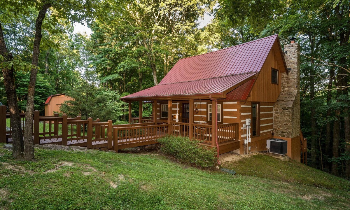 Helmsburg Cabin | Log Cabin w/Hot Tub, Game Room & Scenic Hill Views 2BR, 2 BA