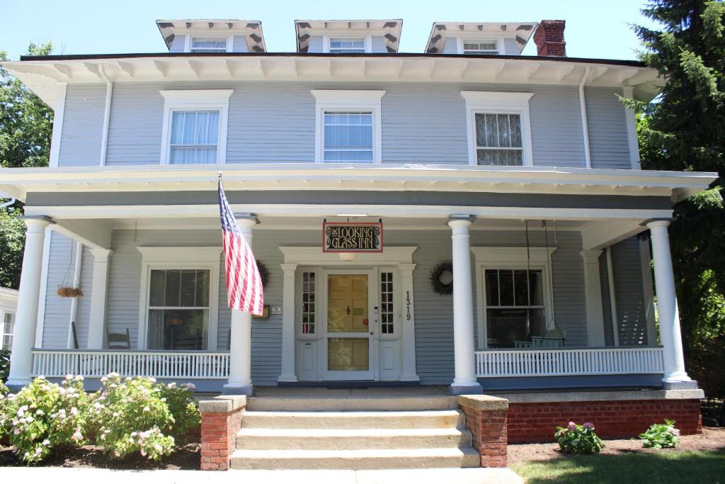 Old Northside Hotel | Looking Glass Inn