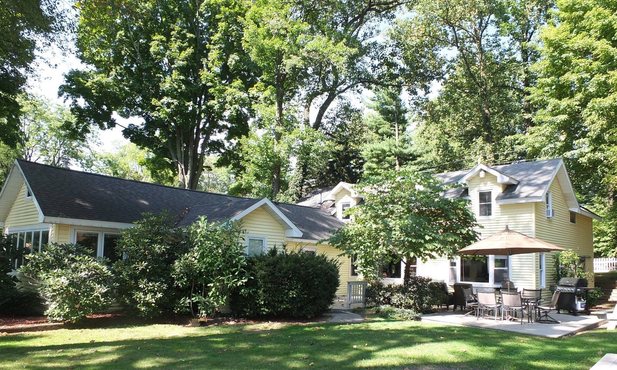 Sister Lakes House | Lorlee - LARGE AND LOVELY FAMILY COTTAGE ON DEWEY LAKE WITH PRIVATE BEACH!