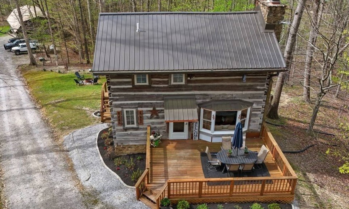 Helmsburg Cabin | Lost & Found Log Cabin | Private Hot Tub Retreat in Brown County