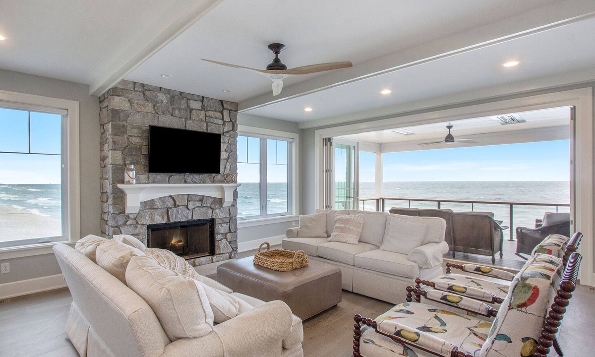 Ferrysburg Hotel | Luxury Beachfront 5b w/Hot Tub & Kayaks