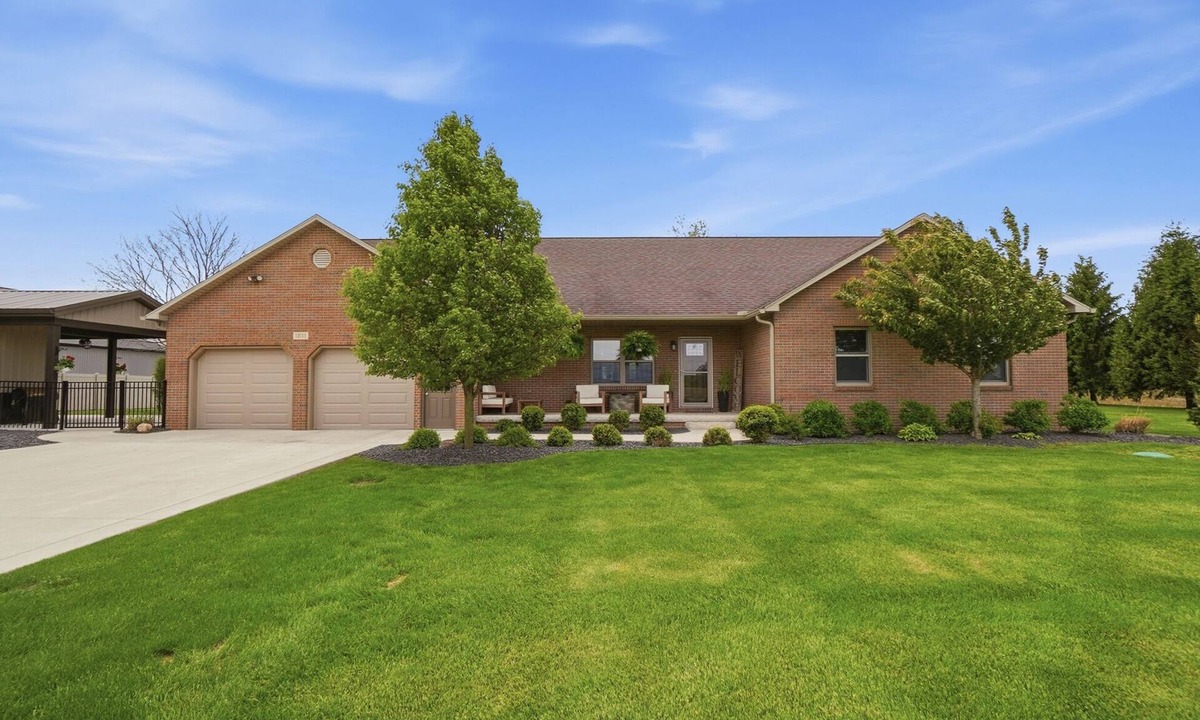 Wauseon House | LUXURY COUNTRY RETREAT ~ HEATED POOL, PICKLEBALL COURT, FIRE PIT & COUNTRY VIEWS