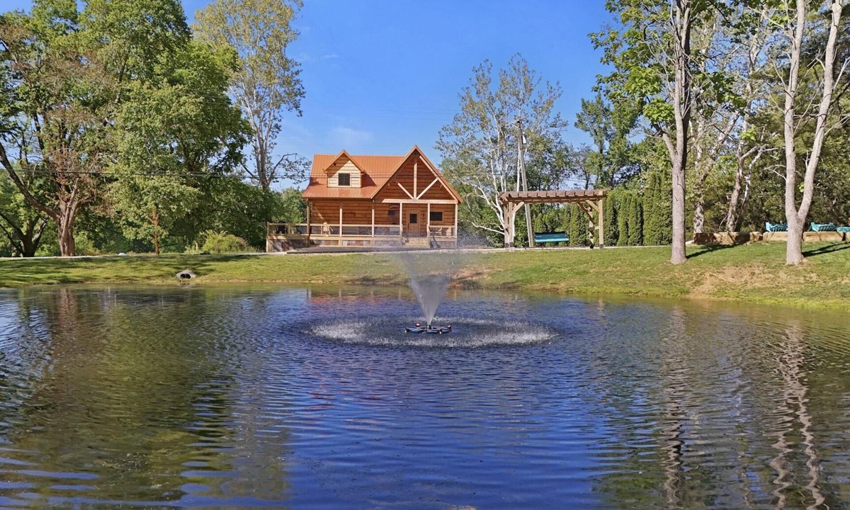 Gnaw Bone Cabin | Luxury Log Cabin, Pet Friendly, Hot Tub, Golfing, Near Brown County State Park