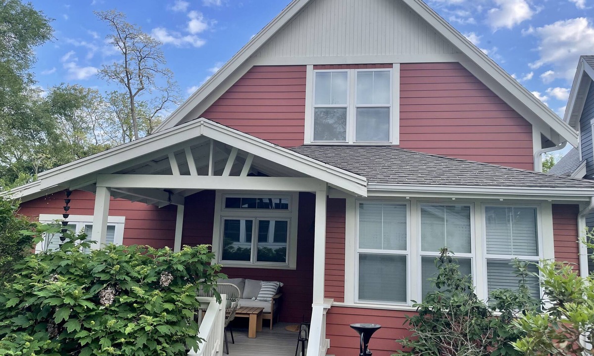 New Buffalo House | Luxury vacation cottage - walk to beach/downtown New Buffalo and pool!