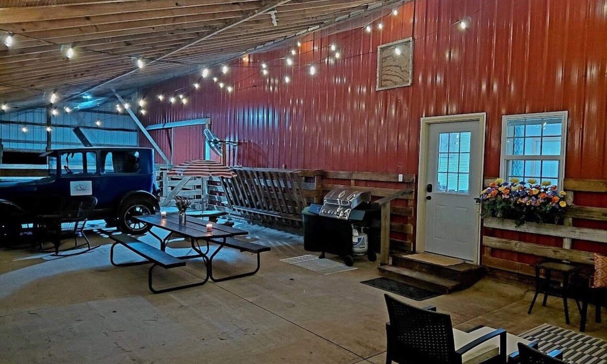 Pompeii House | M57 Farms: Stay in a barn! -Lavender Lane- Outdoor Space & Farm Charm, 2 Bedroom