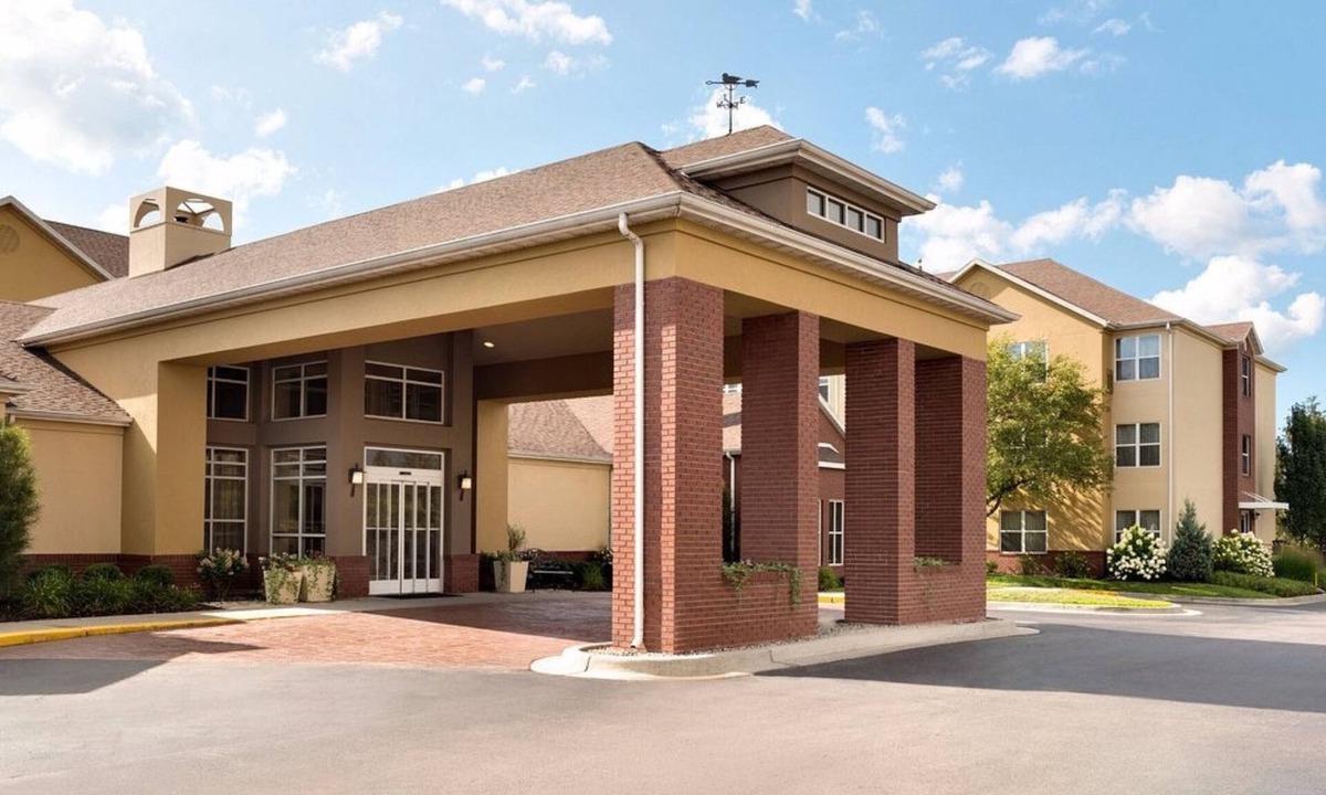 East Beltline Hotel | MainStay Suites King Studio w/Parking, Pool & Gym