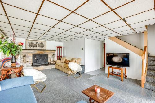 Baldwin House | Manistee Forest Retreat: Group-Friendly Lake House