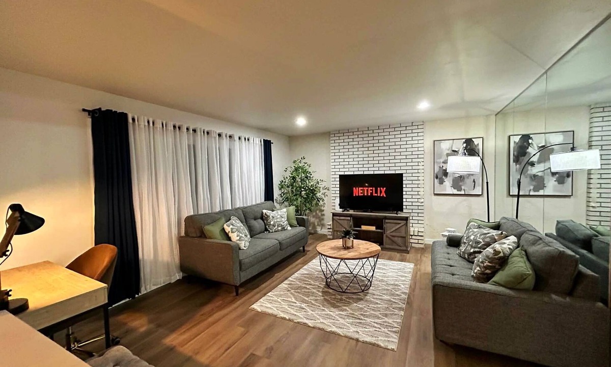 Munster House | Modern Comfort Stay Near Chicago/ Pet-Friendly/Parking /Sleeps 6