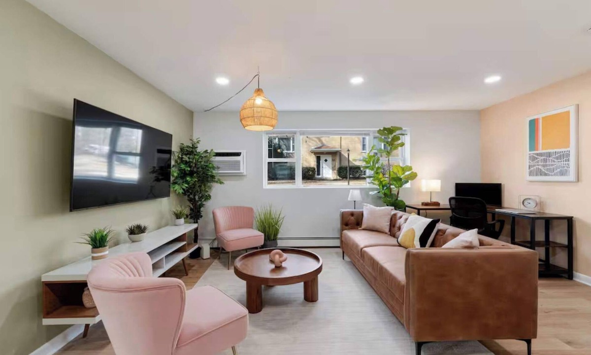 Lombard Apartment | Modern Cozy Unit w/Parking & Workspace