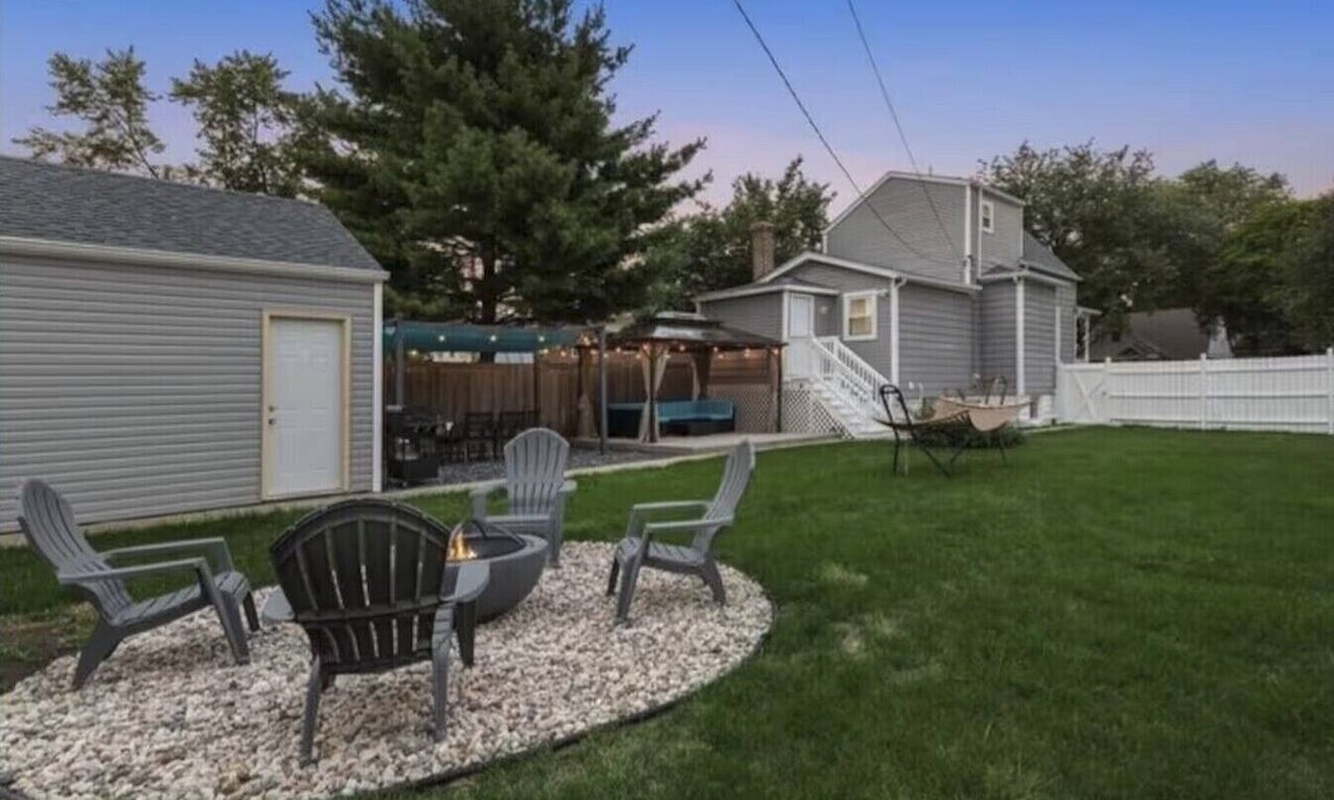 Brookfield House | MODERN RETREAT-DOUBLE LOT W/PERGOLA-FIRE PIT-GAME ROOM-5 MIN TO BROOKFIELD ZOO