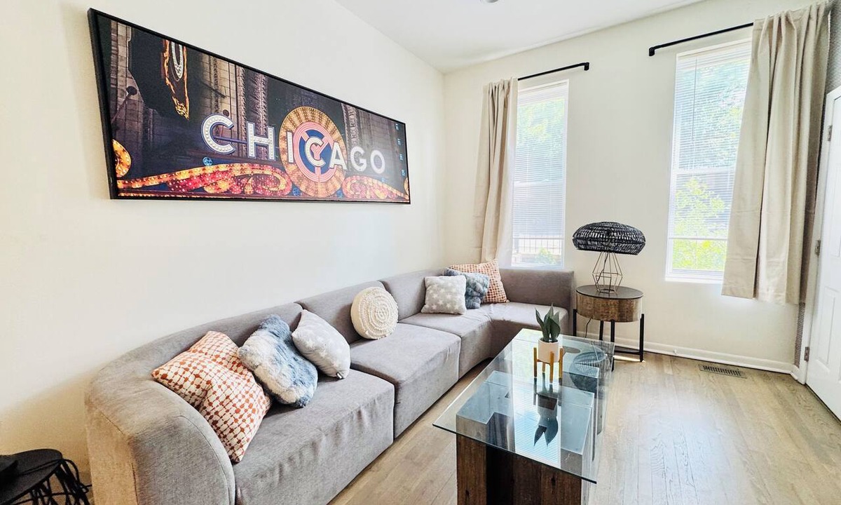 Wicker Park Apartment | Modern& Spacious 2BR with Garage Parking in Chicago's Prime Neighborhood