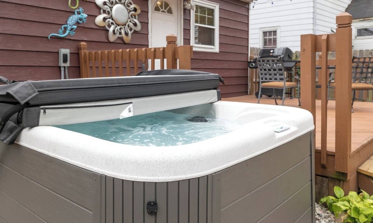 Michigan City House | MTM Premier, YEAR-ROUND Hot Tub, fence, Garage, Dog Friendly