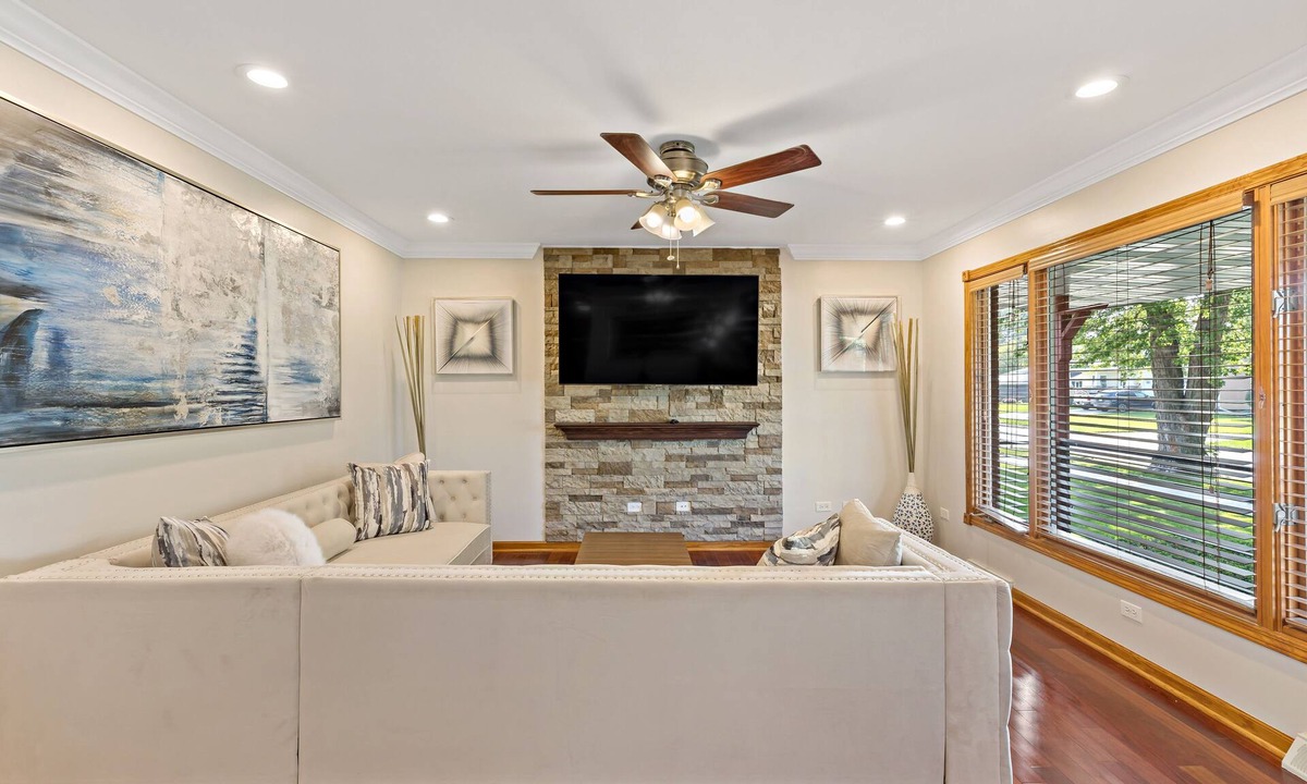 Munster House | Munster Hideaway, near chicago. Luxurious Living fully Furnished to impress you!