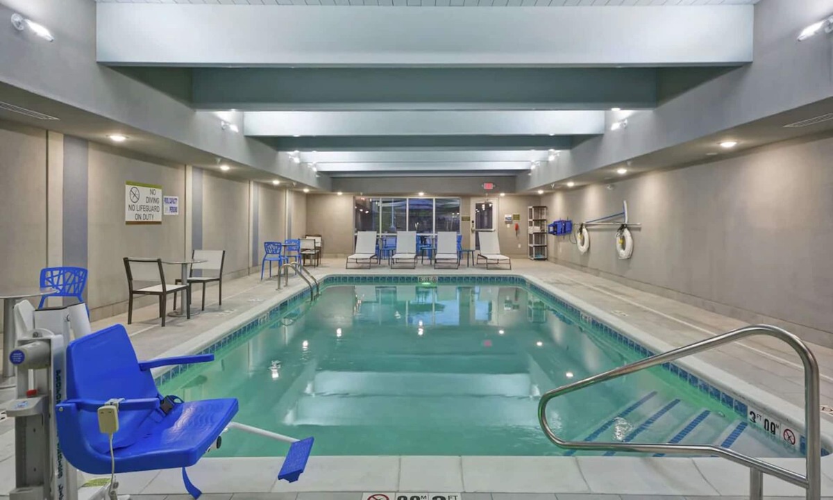 Alpine Center Hotel | Near Millennium Park: 2 Modern Studio with Kitchenette and Daily Hot Breakfast