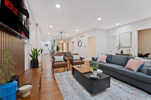 Elmhurst House | New Elmhurst Gem - Game Room & Amazing Yard
