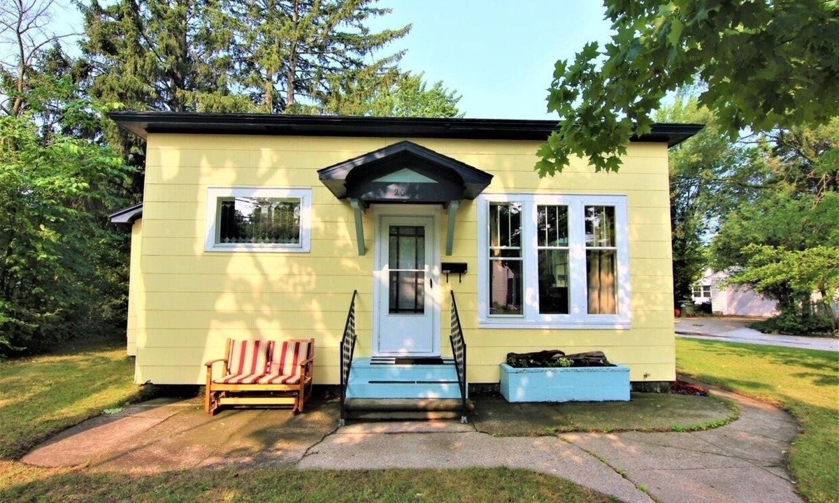 Lakeside Cottage | New Listing: perfect location, Sunshine Cottage, a cute little gem in Lakeside!