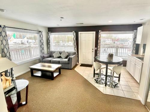 South Haven Hotel | Old Harbor Inn