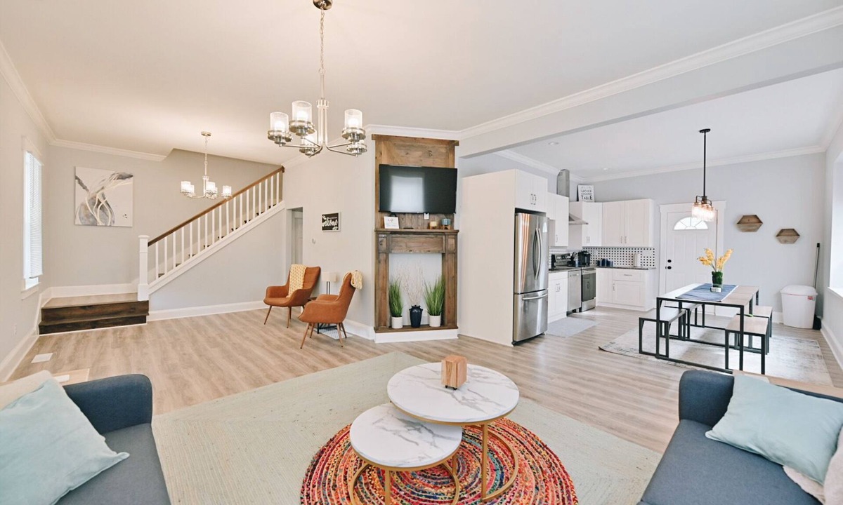 Near Northside House | Perfect Large Downtown Indy Home - Sleeps 16 - Luxury, Clean & Central Location