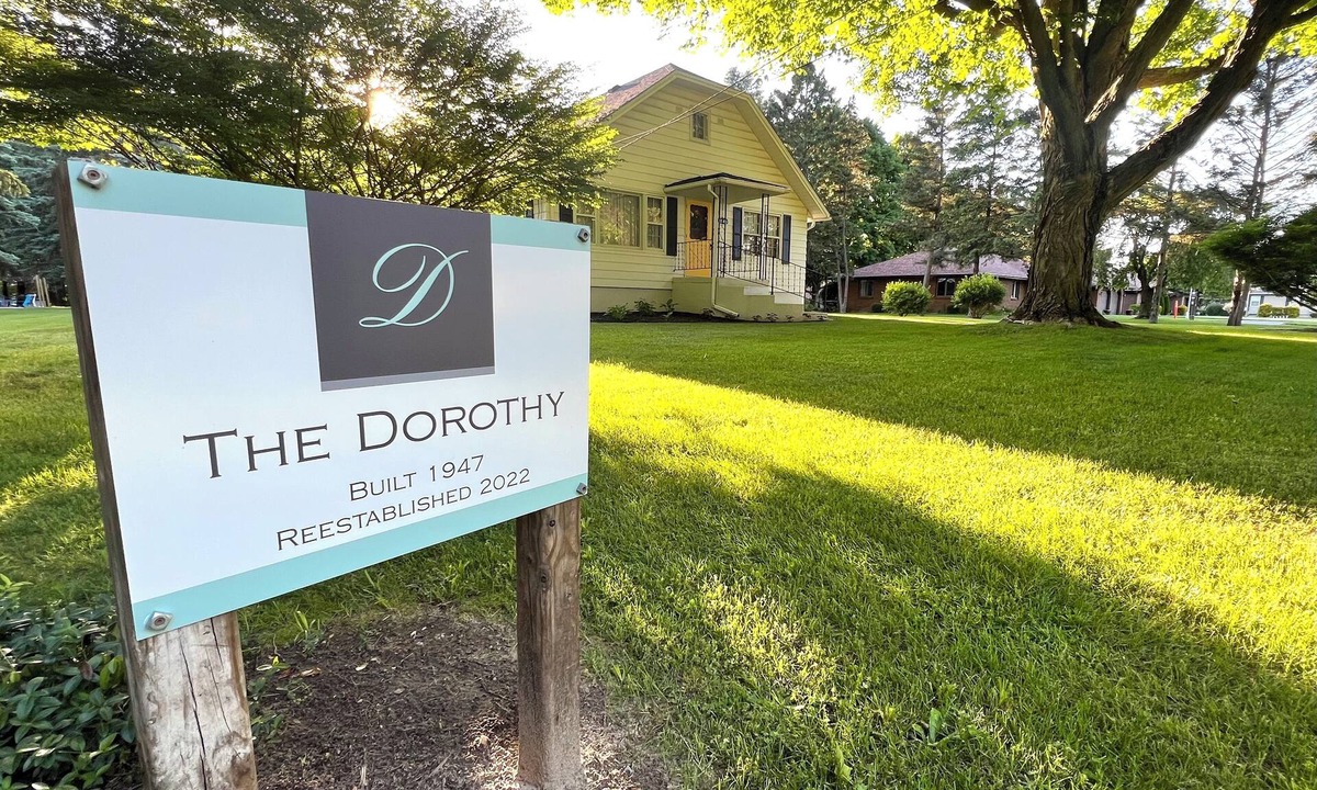 Saint Joseph House | Perfect Summer Getaway- 2 bed, large private yard, ravine lot, gameroom