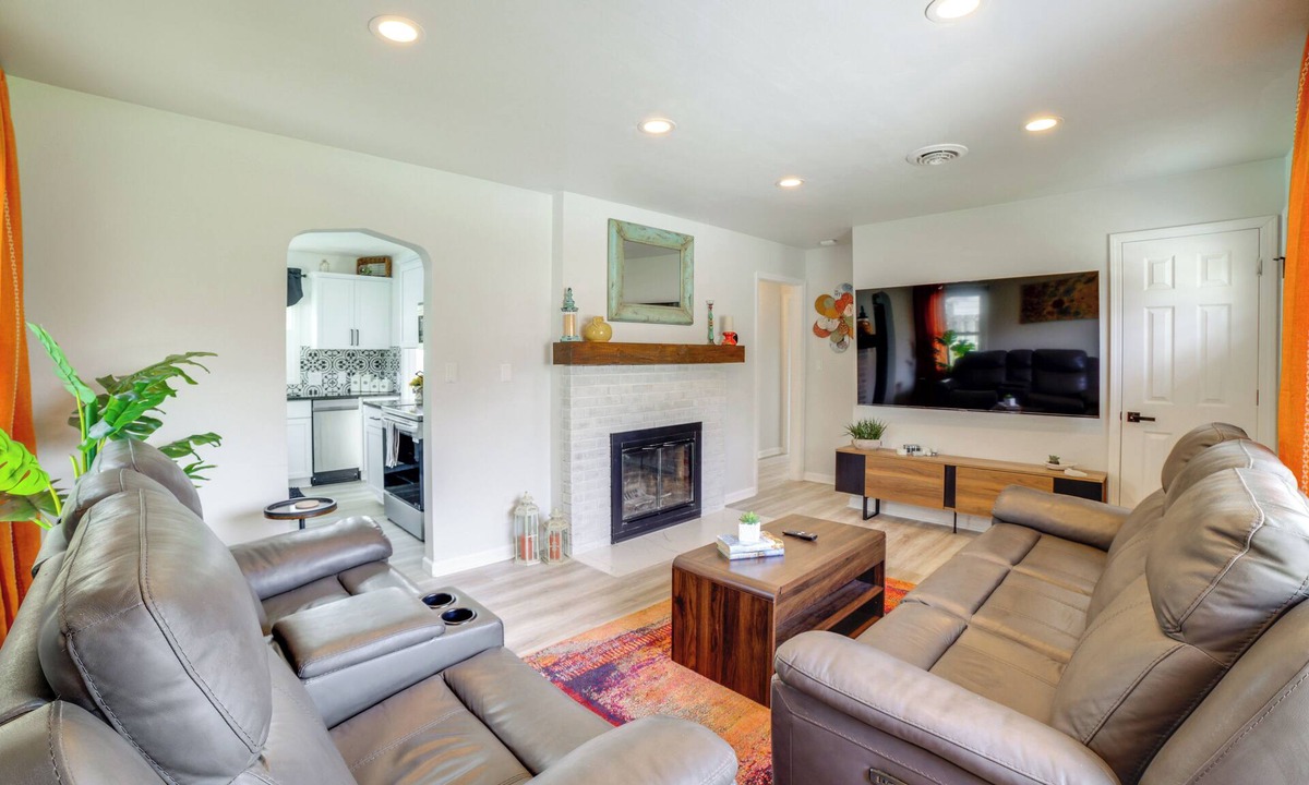 La Porte House | Pet Friendly w/Yard! Modern La Porte Home By Dtwn