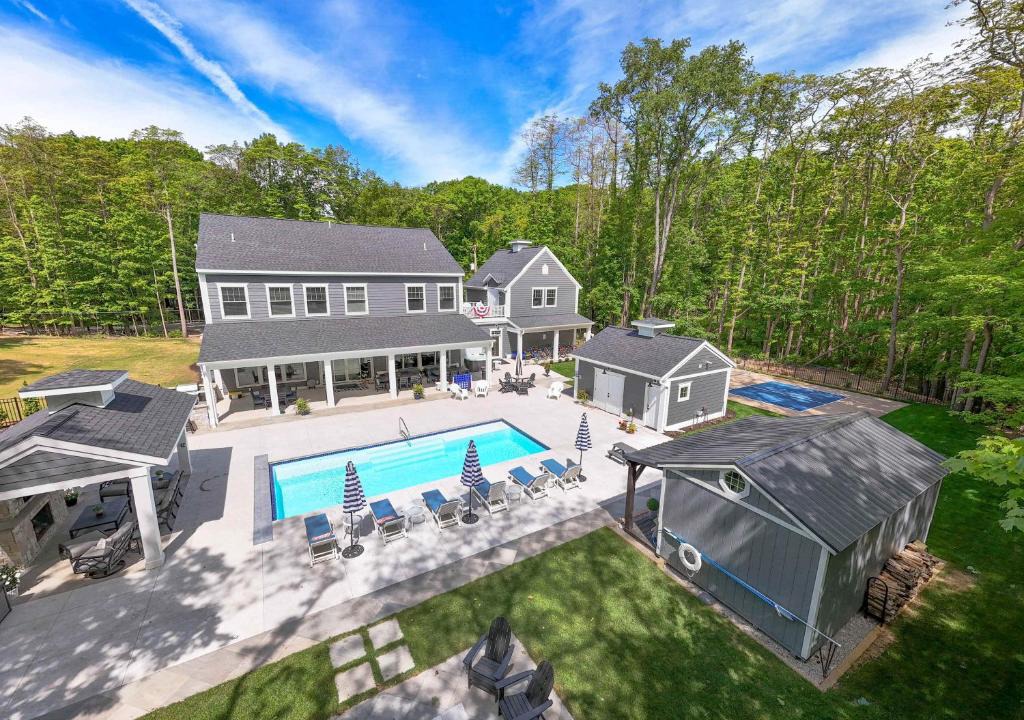 Fennville House | Pier Cove Estate - Pool Pickleball ADA-Friendly Luxury Getaway