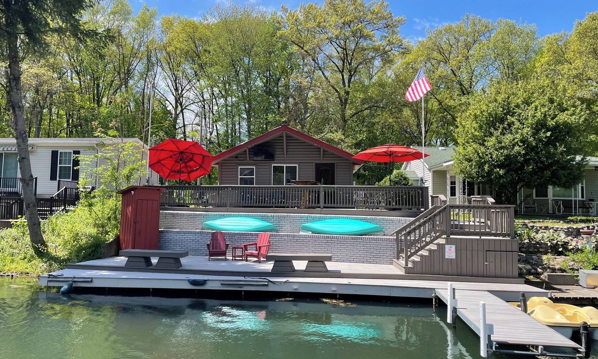 Sister Lakes House | PONTOON INCLUDED 5/1/26-10/12/26 3 Bed/2 Bath Waterfront Home on Magician