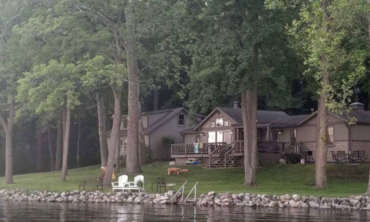 Syracuse House | Private 285’ Lakefront - End-of-Drive - Multi-Family Retreat - Sleeps 12 -