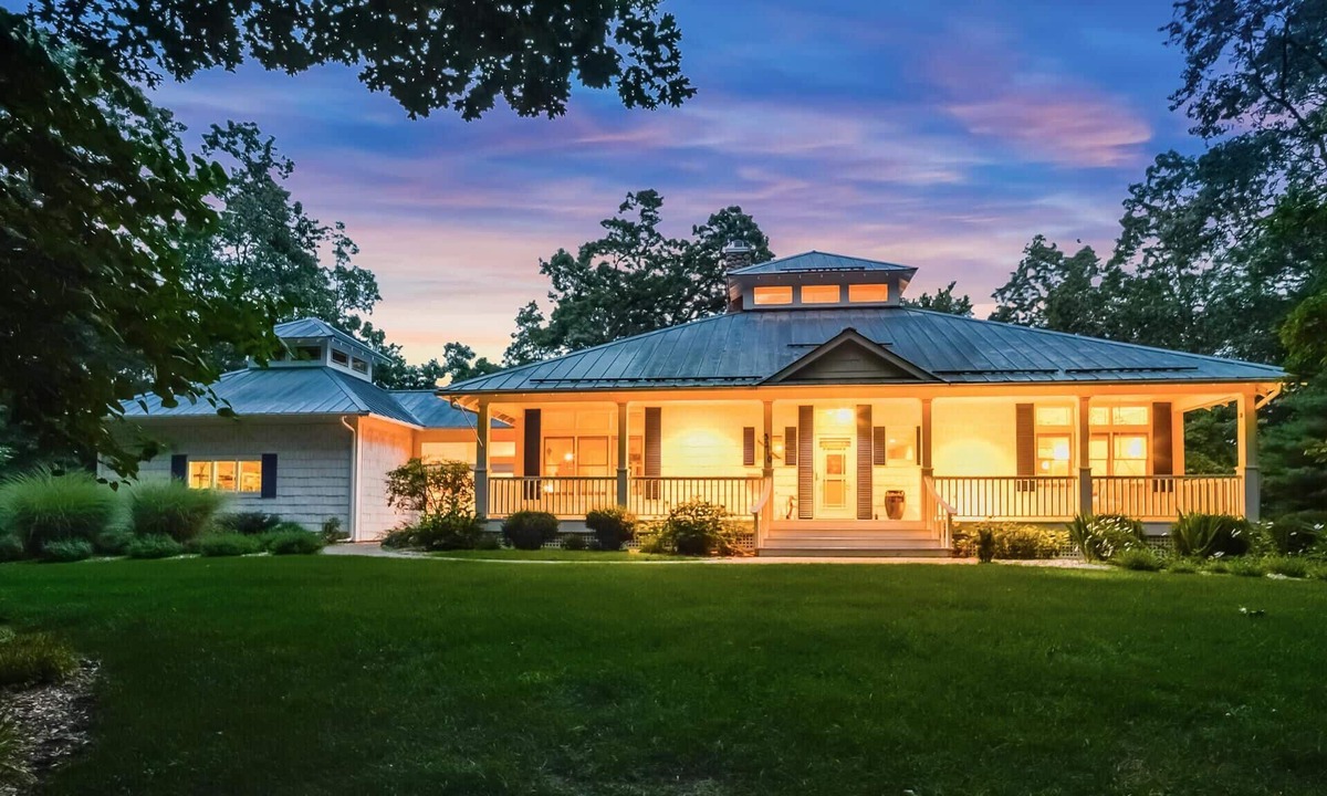 Saugatuck Villa | Private beautiful surrounding hot tub mins to Saug